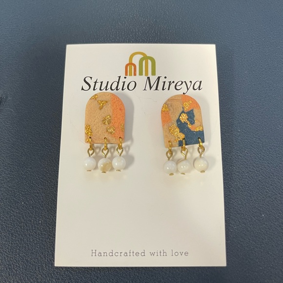 Earing - Picture 1 of 3